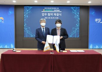 Lee Jaesuk, CEO of Cafe24 (Right) and Jang Chul-hoon, President & CEO of Nonghyup Agribusiness Group (Left) take a photo to commemorate MOU signing