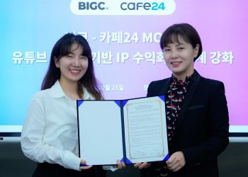송종선 카페24 마케팅이노베이션(MI) 본부장(오른쪽)과 김미희 빅크 대표가 유튜브 커머스 기반 IP 수익화 생태계 성장을 위한 업무협약(MOU)을 체결했다.